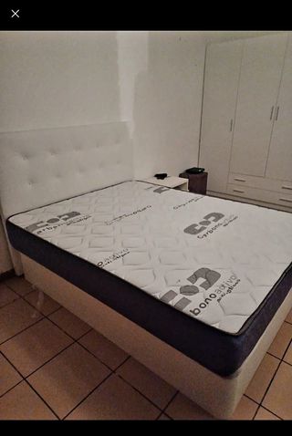 Canapé cama blanco con cabecero