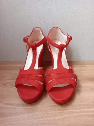 Cuñas rojas de tacón