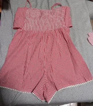 Mono corto de cuadros rojo y blanco