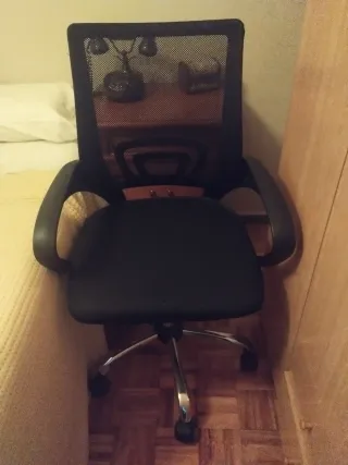 Silla de escritorio negra con 2 meses de uso
