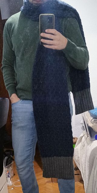 Bufanda oversize azul y gris Zara.