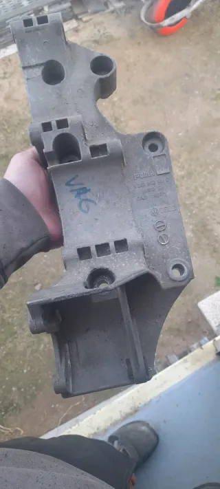 Soporte alternador VAG 045903143C