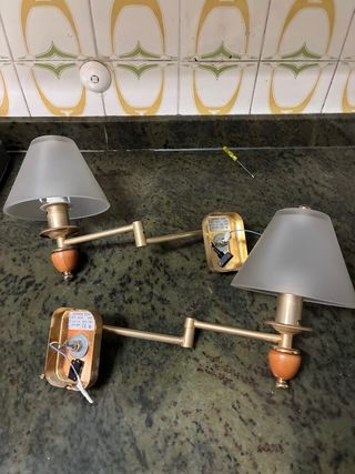 Apliques de pared dorados y de madera