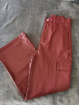 Pantalones polipiel burdeos anchos