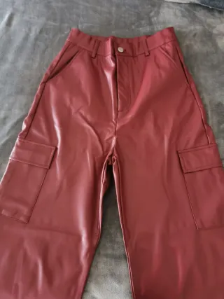 Pantalones polipiel burdeos anchos