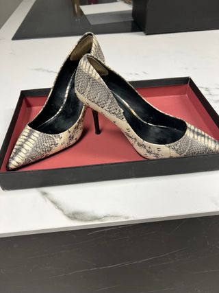 Zapatos de tacón con estampado de serpiente