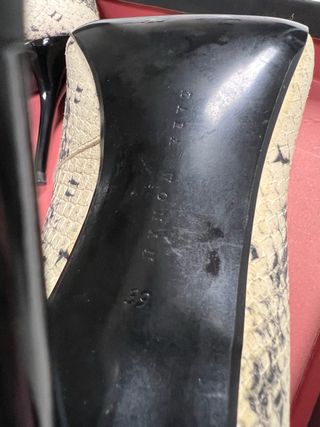 Zapatos de tacón con estampado de serpiente