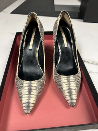 Zapatos de tacón con estampado de serpiente
