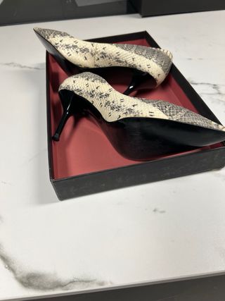 Zapatos de tacón con estampado de serpiente