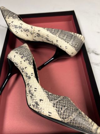 Zapatos de tacón con estampado de serpiente