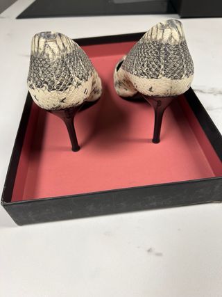 Zapatos de tacón con estampado de serpiente