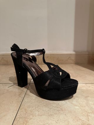 Sandalias tacón negras brillantes