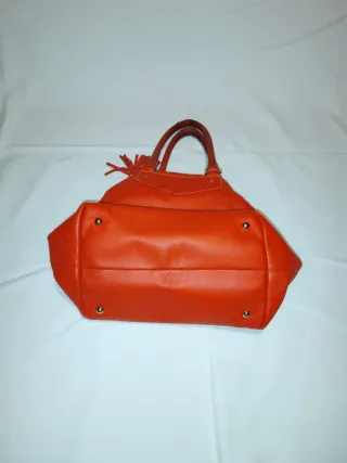 Bolso de mano rojo.
