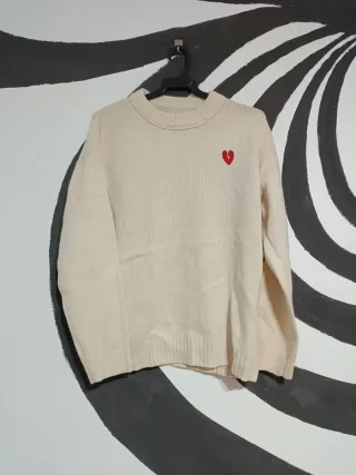 Sudadera beige con corazón rojo