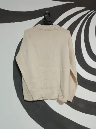 Sudadera beige con corazón rojo