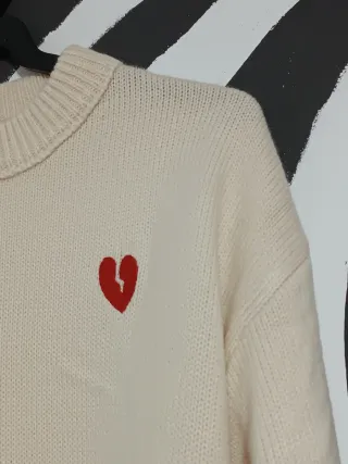 Sudadera beige con corazón rojo