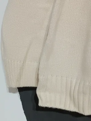 Sudadera beige con corazón rojo