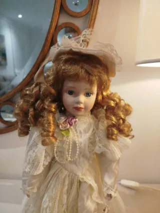 Muñeca de porcelana antigua