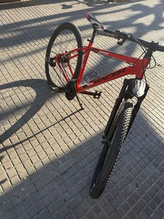 Bicicleta de montaña roja