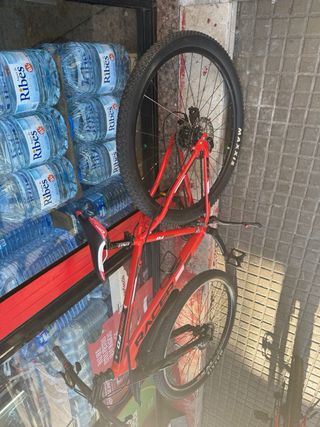 Bicicleta de montaña roja