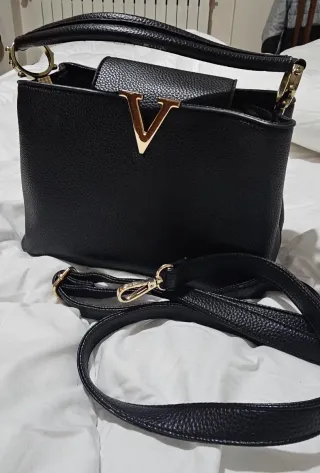 Borsa nera con logo V dorato