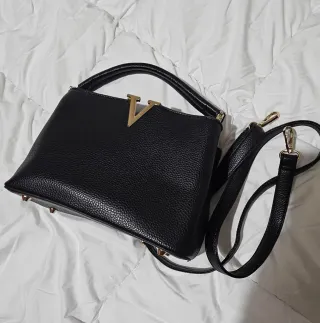 Borsa nera con logo V dorato