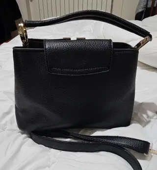 Borsa nera con logo V dorato