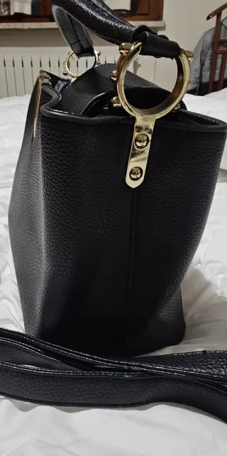 Borsa nera con logo V dorato