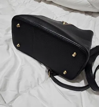 Borsa nera con logo V dorato