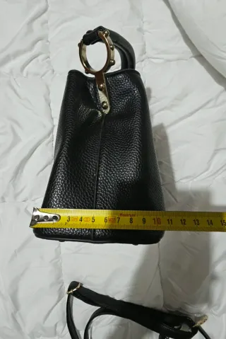 Borsa nera con logo V dorato