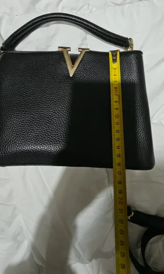 Borsa nera con logo V dorato