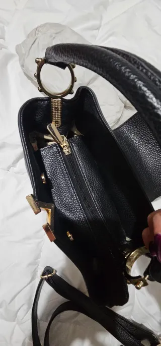 Borsa nera con logo V dorato