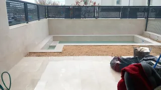 Piscina de obra con revestimiento en porcelánico