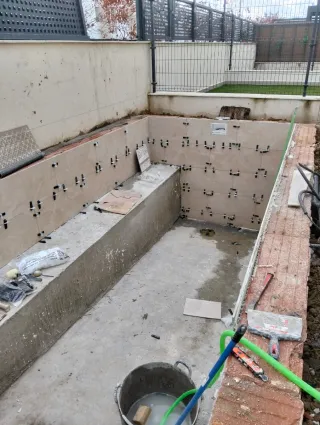 Piscina de obra con revestimiento en porcelánico
