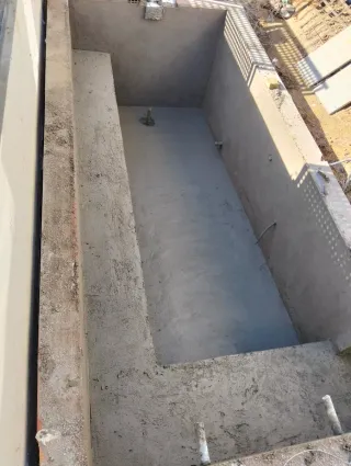 Piscina de obra con revestimiento en porcelánico