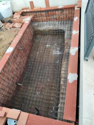 Piscina de obra con revestimiento en porcelánico