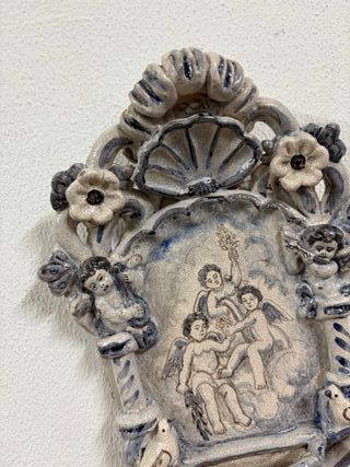Acquasantiera in ceramica con angioletti