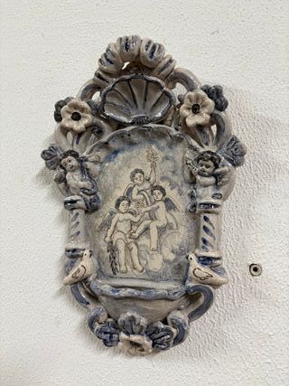 Acquasantiera in ceramica con angioletti