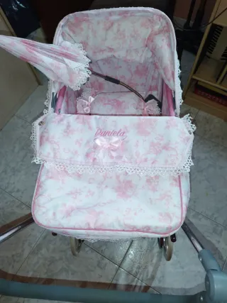 Cochecito de muñecas rosa