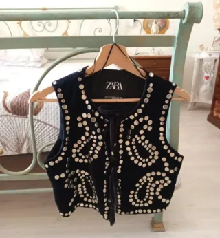 Gilet Zara con borchie