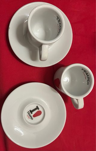 Tazas y platos de café blancos con detalle rojo
