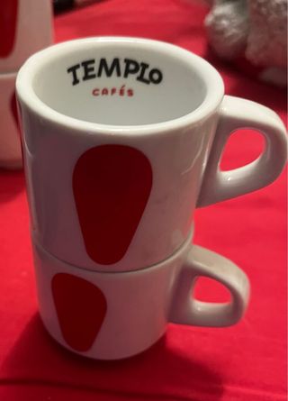 Tazas y platos de café blancos con detalle rojo