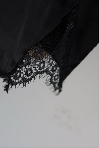 Camiseta negra tirantes encaje