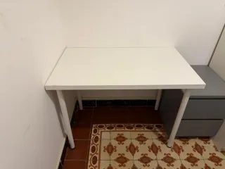 Mesa blanca de Ikea, modelo LINNMON ADILS.