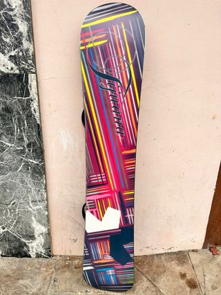 Tabla de Snowboard 143cm NUEVA con fijaciones.