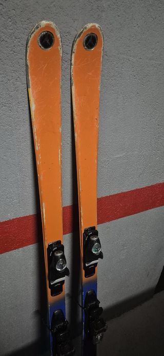 Esquís con fijaciones