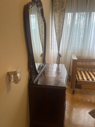 Tocador antiguo con espejo