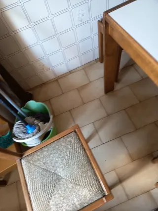 Mesa de madera maciza con 4 sillas