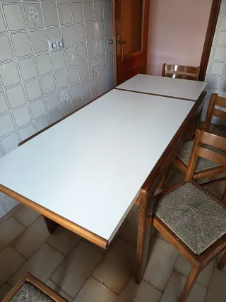 Mesa de madera maciza con 4 sillas