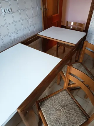 Mesa de madera maciza con 4 sillas